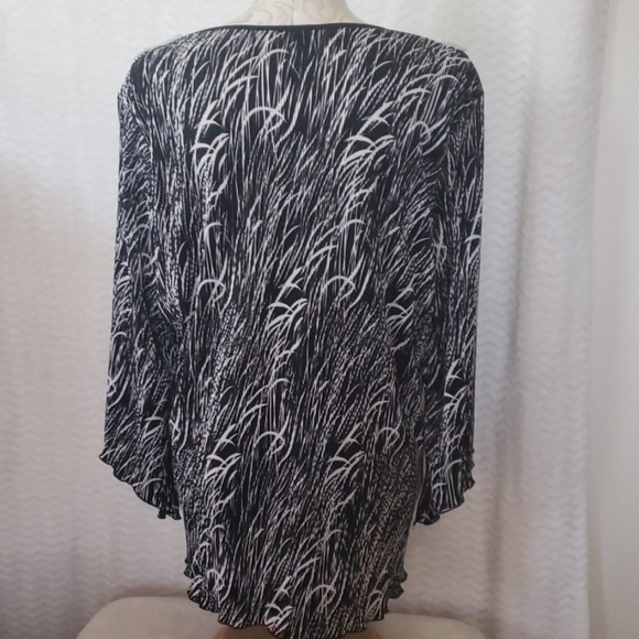 Plus size Dress Barn embellished blk/wht blouse - Picture 3 of 4